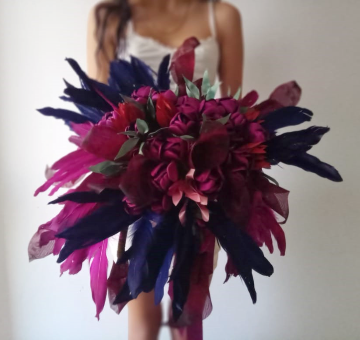 Ramo de novia color magenta y azul marina con plumas y tulipanes
