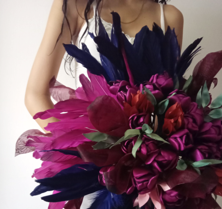 Ramo de novia color magenta y azul marina con plumas y tulipanes