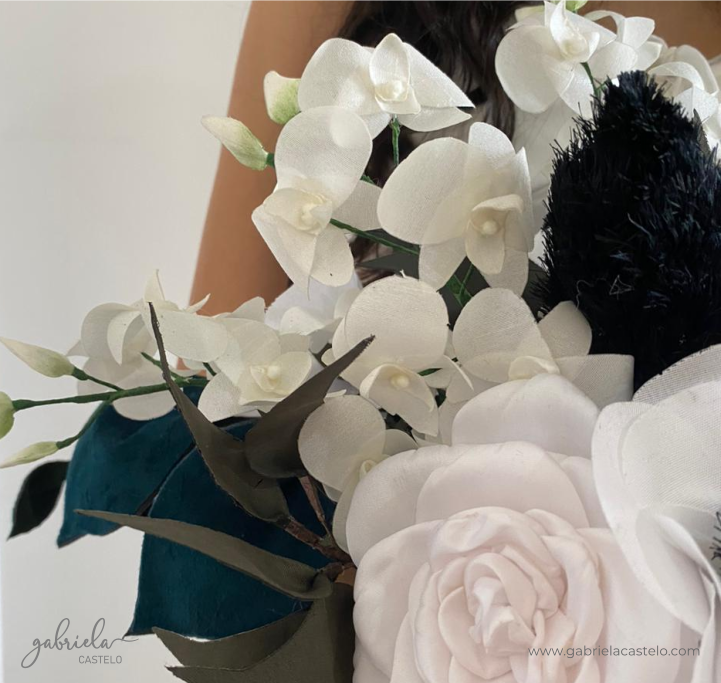 Ramo de novia de rosas blancas con negro y varas de orquídeas