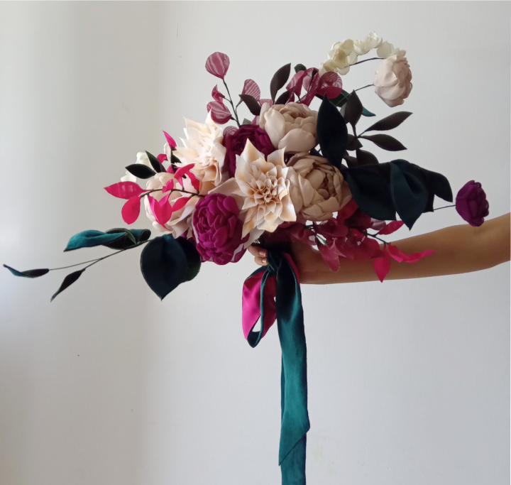 Ramo de novia con flores magenta, berenjena y taupe