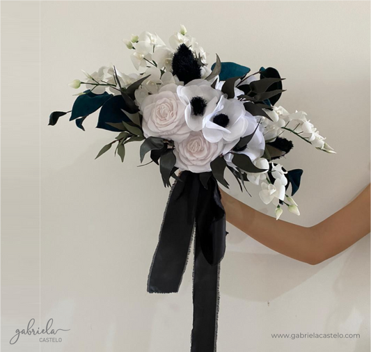 Ramo de novia de rosas blancas con negro y varas de orquídeas
